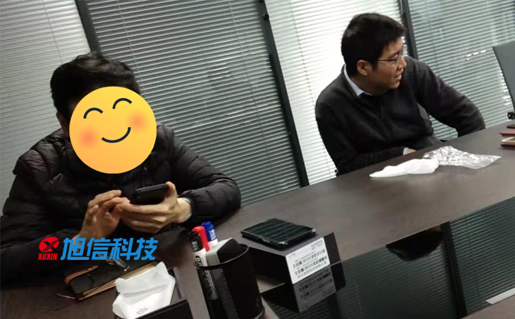 03-用戶(hù)使用防爆手機(jī).jpg 03-用戶(hù)使用防爆手機(jī).jpg